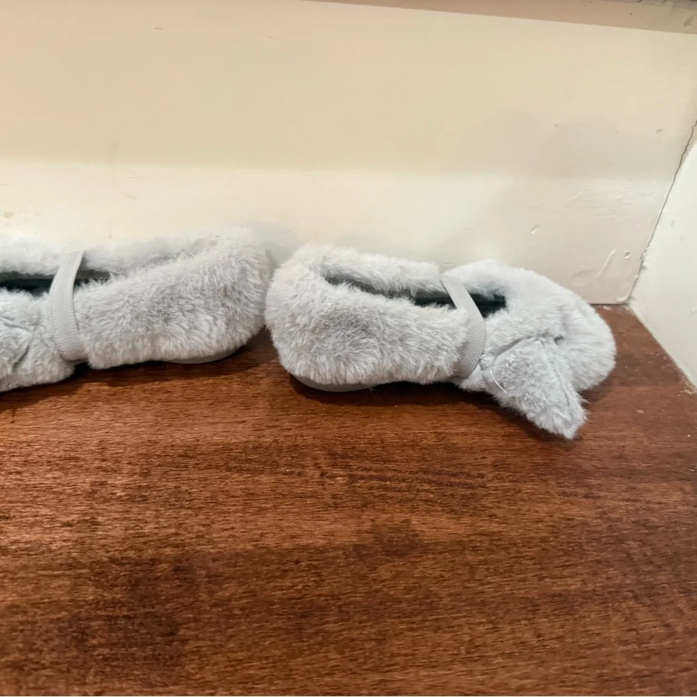 Like new Size 8 (24) Victoria Gray Fuzzy bunny Slippers